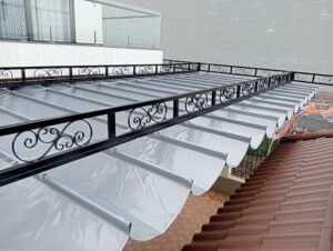 Mái xếp với kết cấu hoa văn tinh xảo, tạo điểm nhấn thẩm mỹ cho khu vực ngoài trời