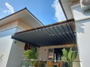 Mái xếp đẹp tại sân thượng, cung cấp che chắn cho không gian ngoài trời và bảo vệ khỏi thời tiết