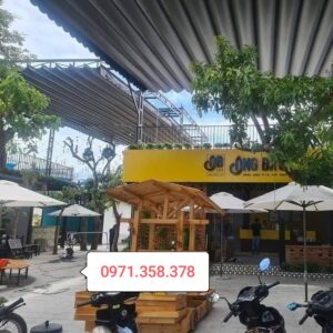 Mái xếp lượn sóng màu trắng tại quán cà phê, cung cấp che chắn ngoài trời hiệu quả