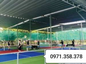 Mái xếp di động che sân chơi Pickleball ngoài trời giúp thi đấu không bị gián đoạn bởi thời tiết