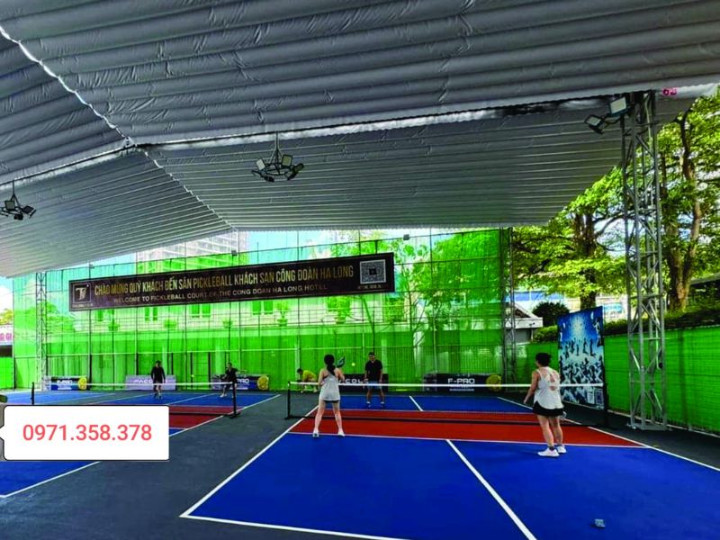 Hình ảnh mái bạt kéo thiết kế hiện đại, bảo vệ sân pickleball khỏi nắng và mưa tại Nghệ An.