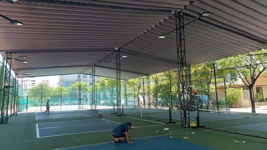 Hệ thống mái bạt kéo hiện đại được lắp đặt tại một sân pickleball tiêu chuẩn tại Hà Nội.