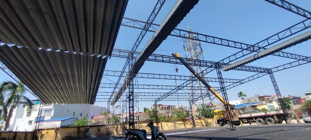 Hình ảnh khung mái được chế tạo từ thép không gỉ, đảm bảo độ bền và an toàn trong mọi điều kiện thời tiết.