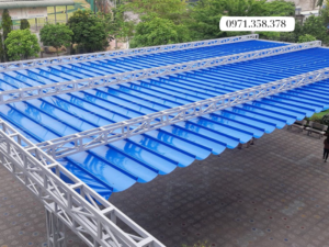 Mái xếp bạt chất lượng cao lắp đặt tại quán cà phê sân vườn, thiết kế lượn sóng hiện đại