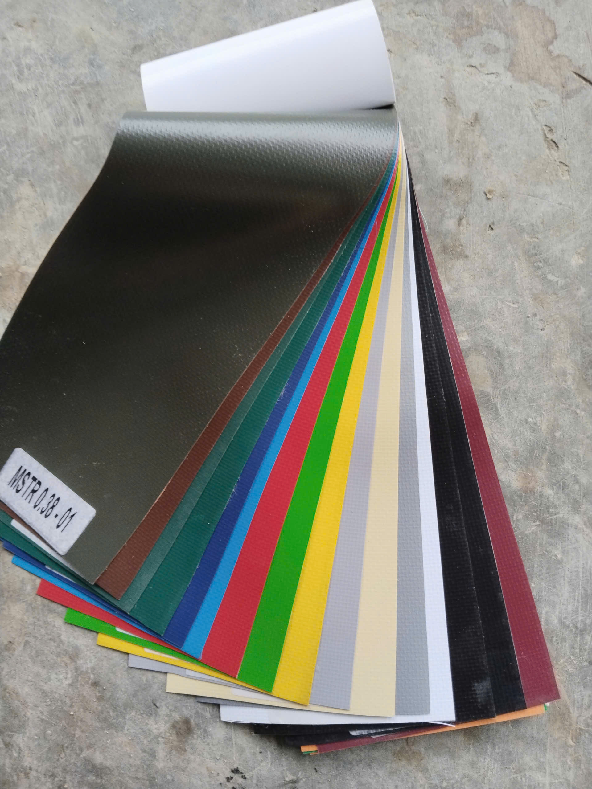 Bạt PVC vân nhám nhiều màu chuyên dùng cho nhà xếp di động, lều xếp và mái che ngoài trời. Chất liệu bạt dày, bền chắc, chống nắng và chống mưa hiệu quả. Sản phẩm có nhiều màu sắc đa dạng, giúp khách hàng dễ dàng lựa chọn phù hợp với không gian sử dụng.